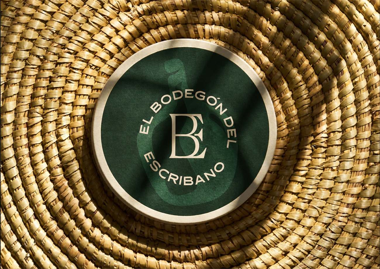 Posavasos verde con el monograma BE sobre fibra natural